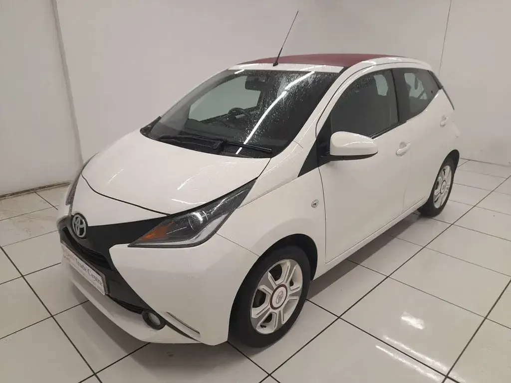 Used Toyota Aygo 69 HP (50 kW) 2017 White Hatchback
