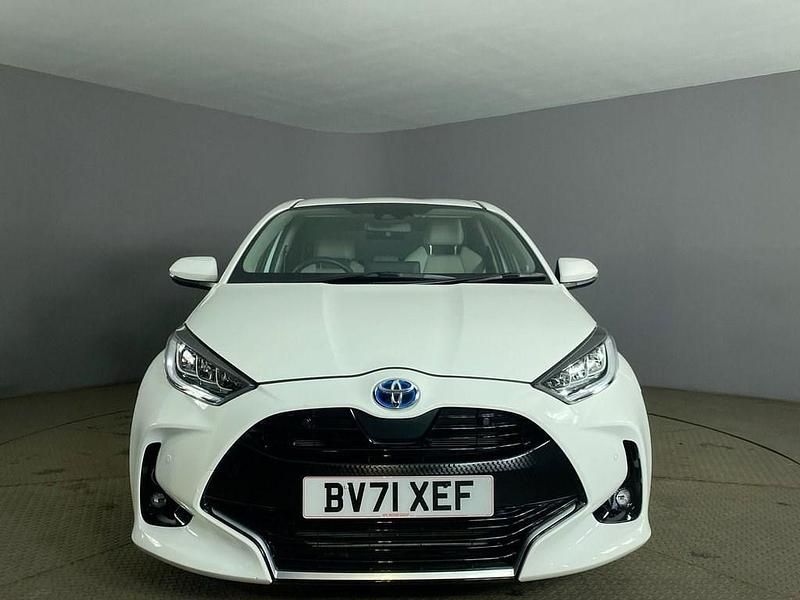 Used Toyota Yaris Hybrid 116 HP (85 kW) 2021 White Hatchback