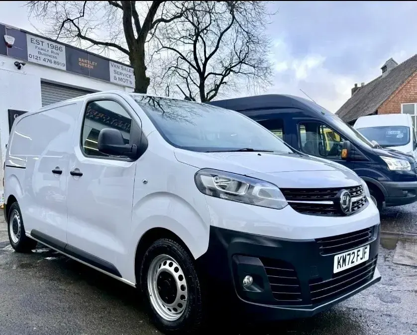 Used Vauxhall Vivaro 120 HP (88 kW) 2023 White MPV