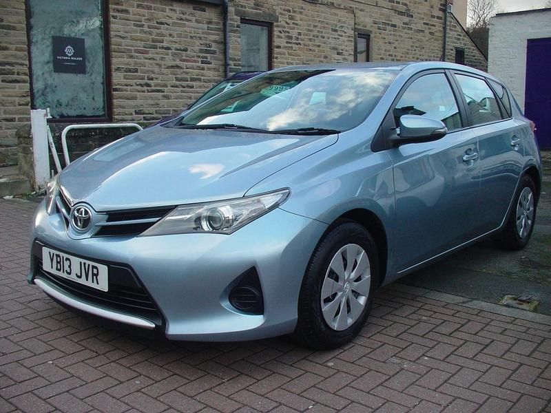 Used Toyota Auris Active 2013 Blue Hatchback