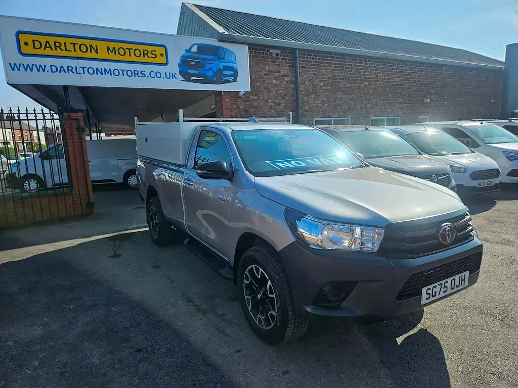 Used Toyota HiLux Active 204 HP (150 kW) 2025 Silver Pickup