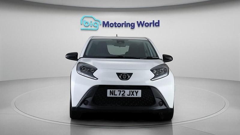 Used Toyota Aygo X PURE 72 HP (52 kW) 2022 White SUV