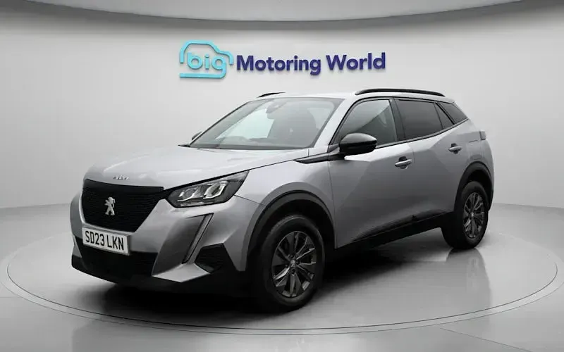 Käytetty Peugeot 2008 Active+ 101 HP (74 kW) 2023 Harmaa Katumaasturi
