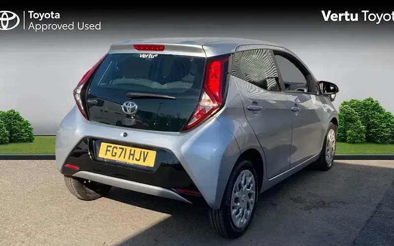 Used Toyota Aygo X-play 72 HP (52 kW) 2021 Silver splash (metallic paint) Hatchback