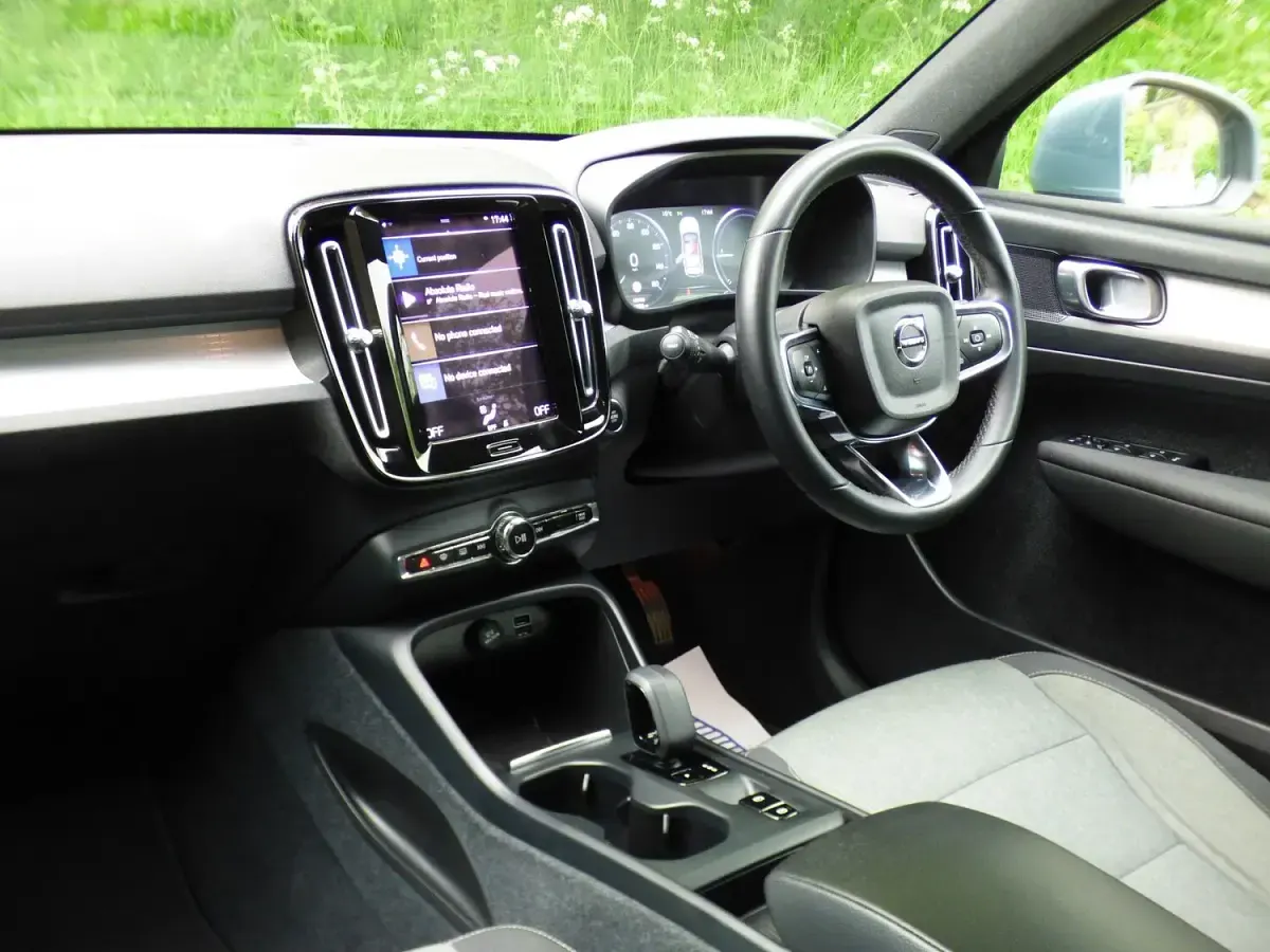 Used Volvo XC40 Core 211 HP (155 kW) 2022 Grey SUV