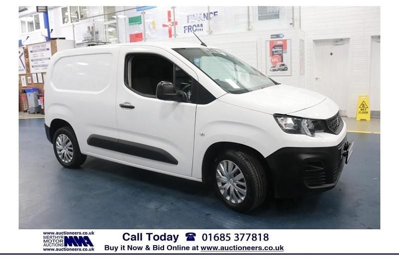 Used Peugeot Partner 100 HP (73 kW) 2020 White MPV