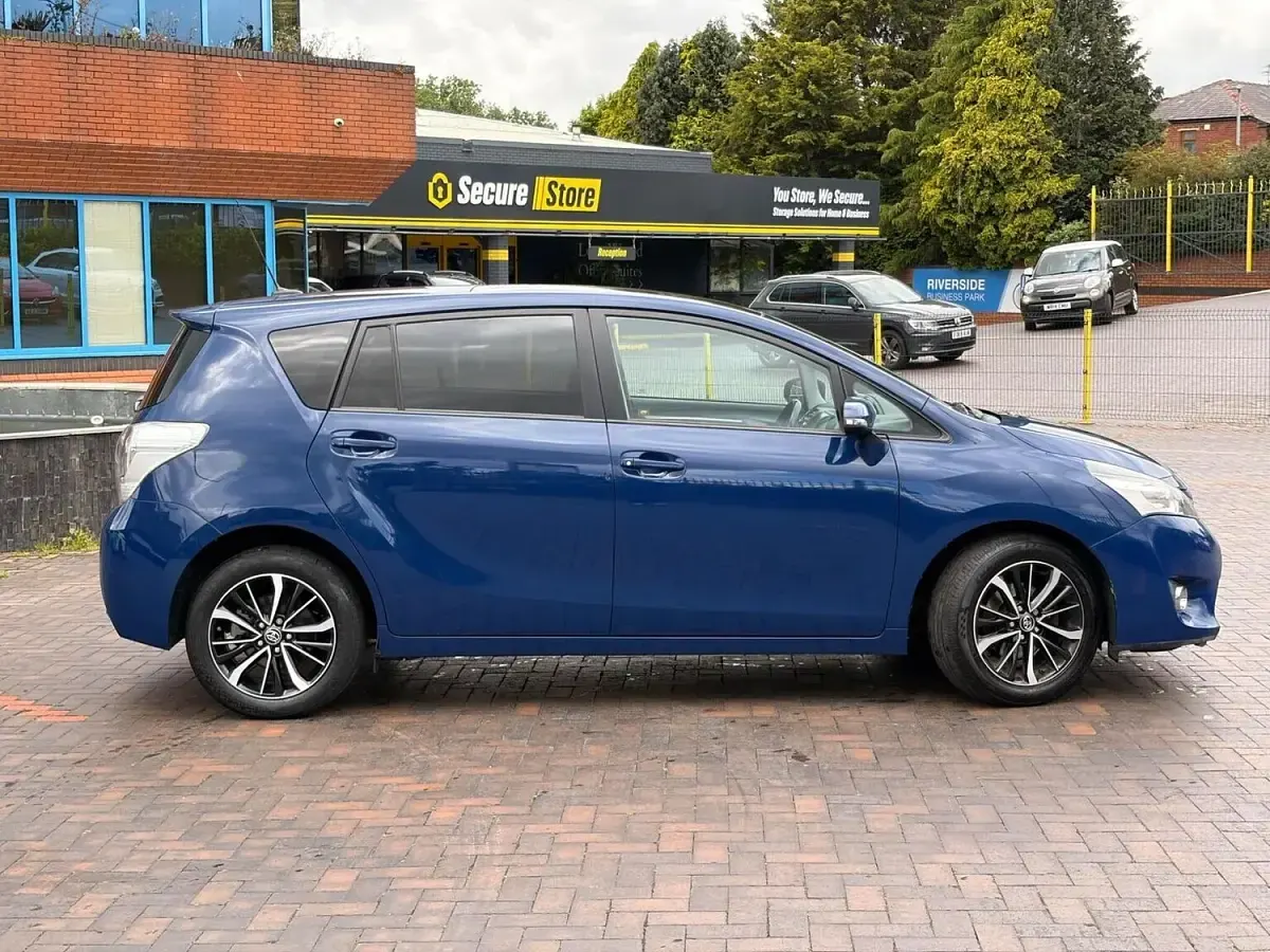 Used Toyota Verso Design 132 HP (97 kW) 2017 Blue MPV