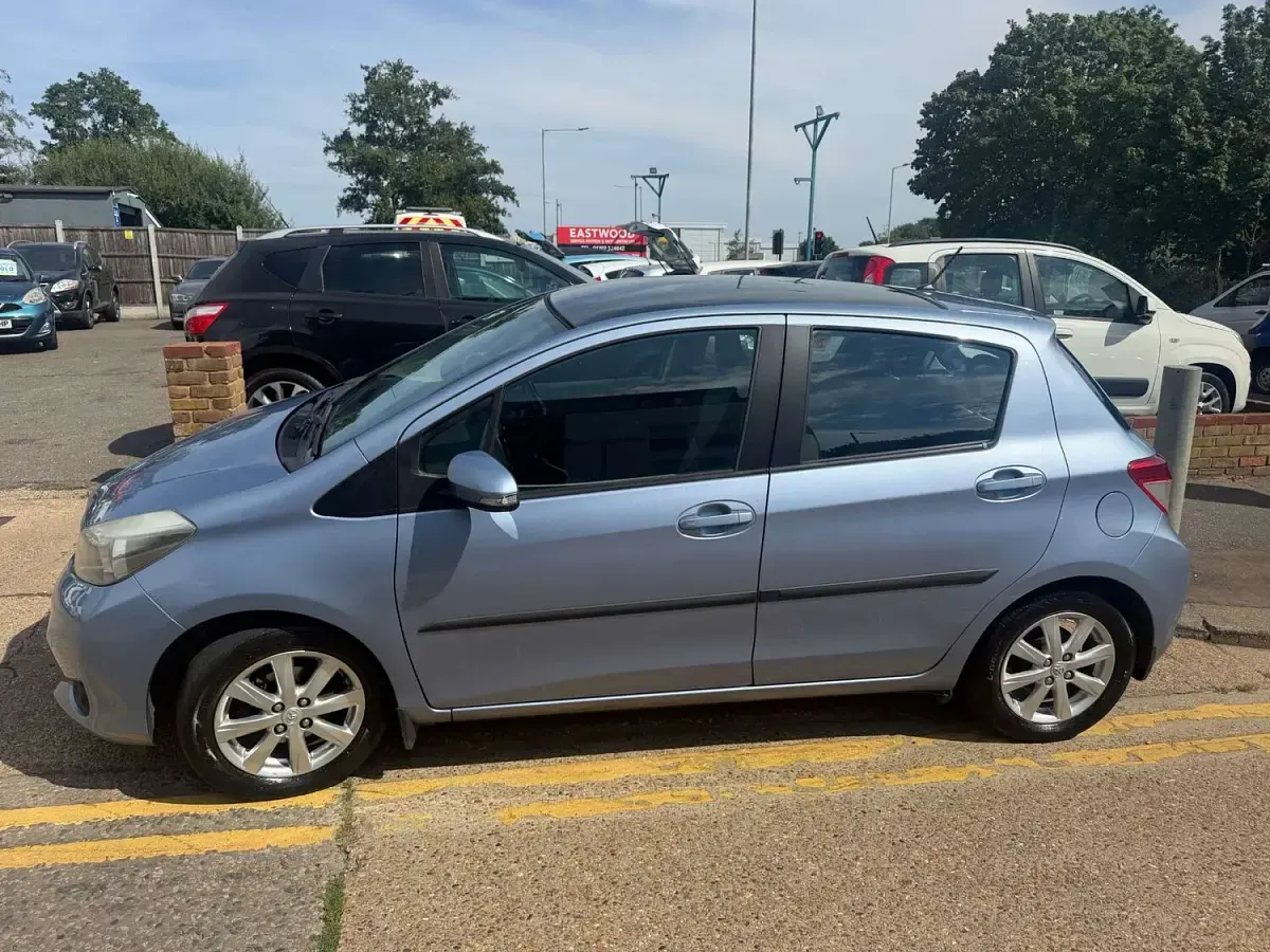 Used Toyota Yaris 2013 Blue Hatchback