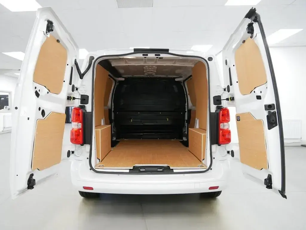 Used Vauxhall Vivaro 120 HP (88 kW) 2023 White MPV