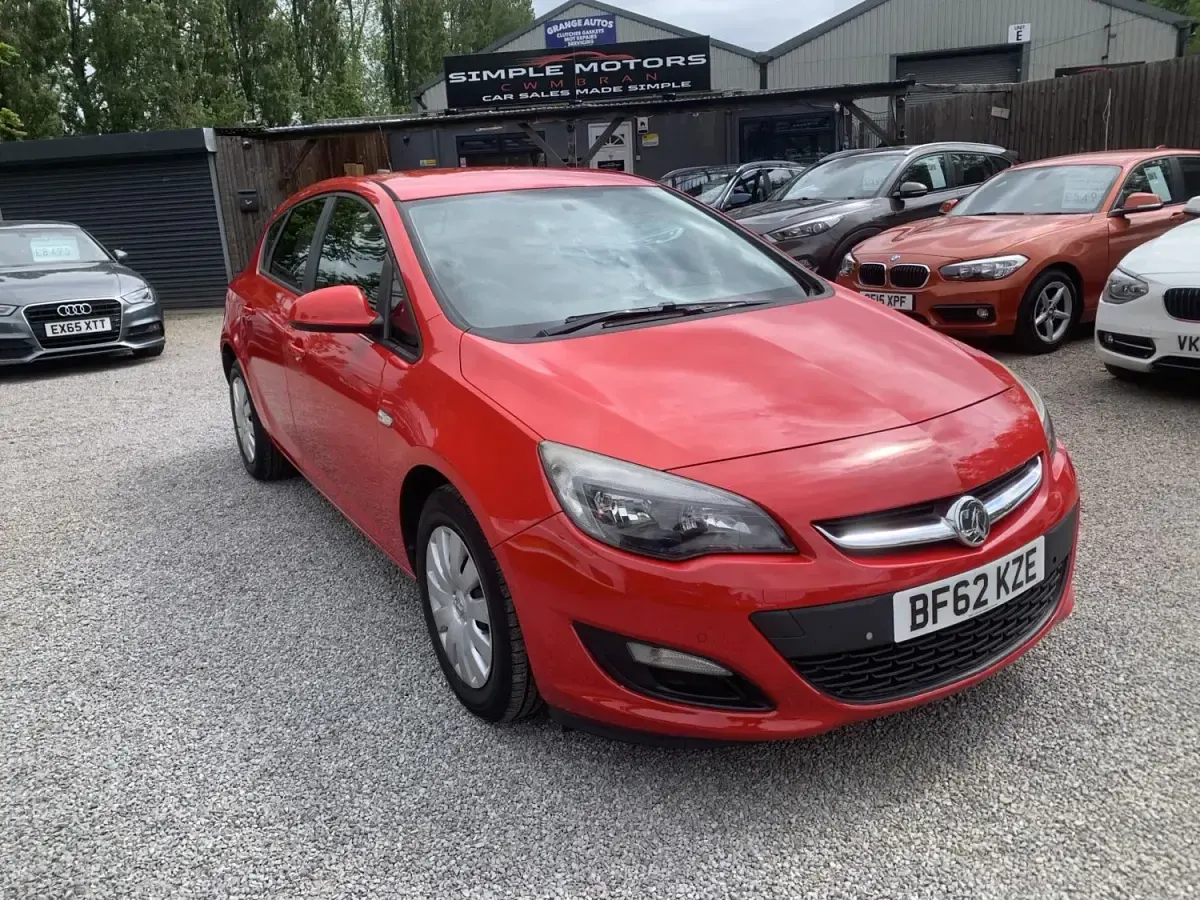 Second-hand Vauxhall Astra 2012 Roșu Hatchback