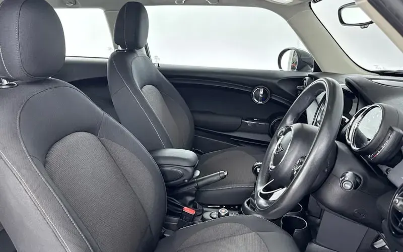Used Mini Cooper Classic 136 HP (100 kW) 2019 Red Hatchback