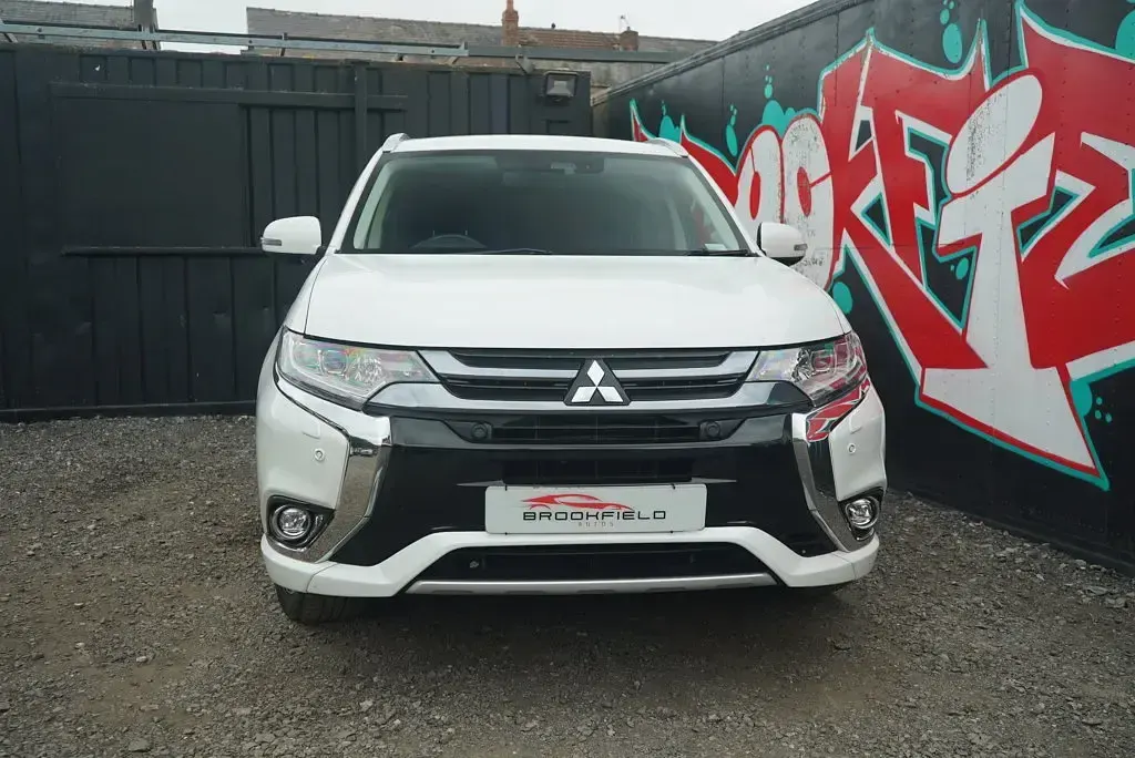 Used Mitsubishi Outlander P-HEV 200 HP (147 kW) 2018 White SUV
