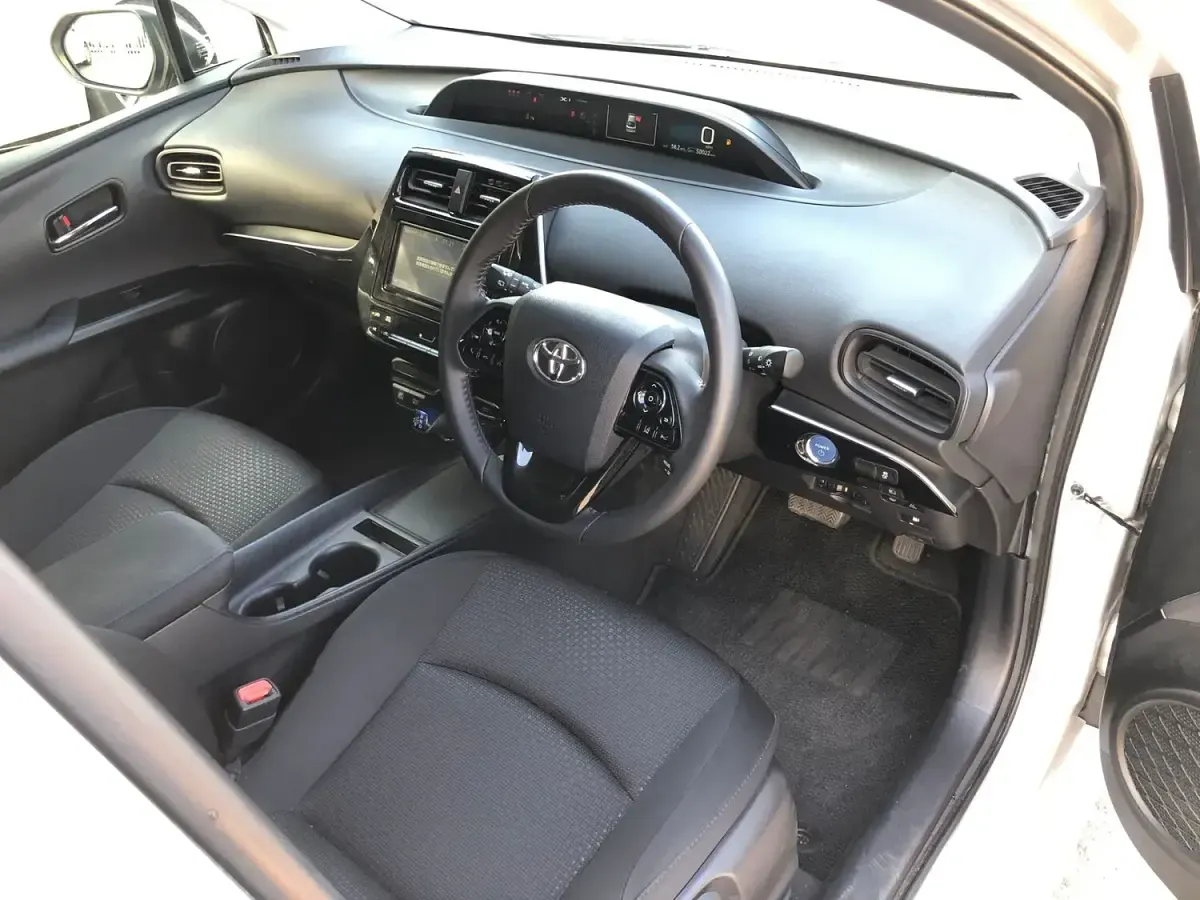 Used Toyota Prius 140 HP (102 kW) 2024 Silver Hatchback