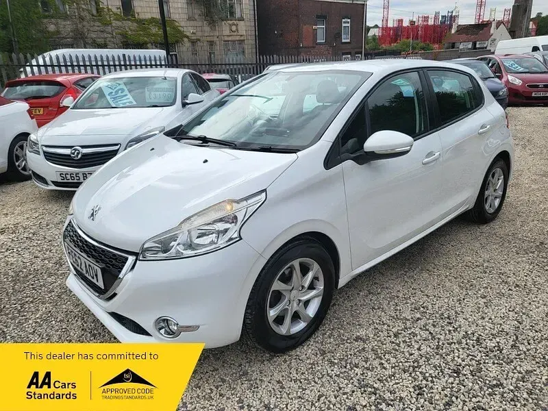 Used Peugeot 208 Active 68 HP (50 kW) 2012 White Hatchback