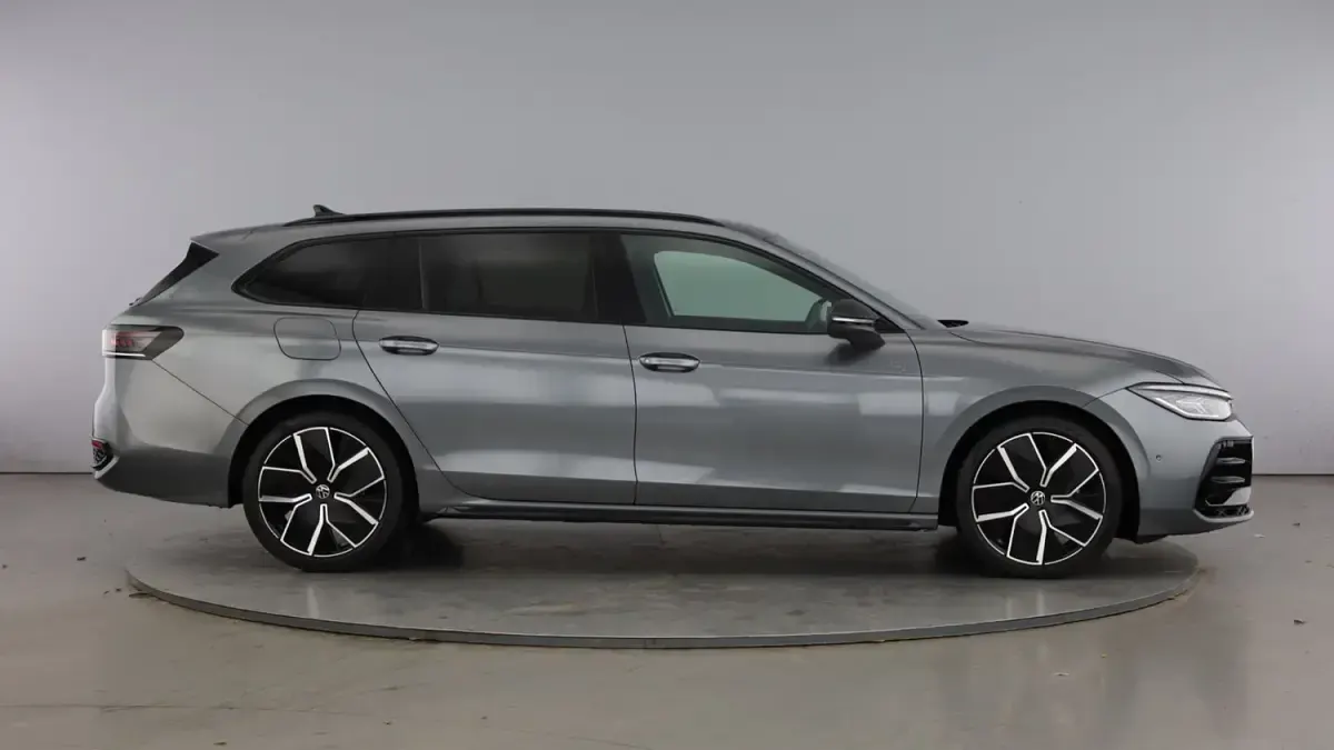 Begagnad VW Passat R-line 150 HK (110 kW) 2025 Grå Kombi