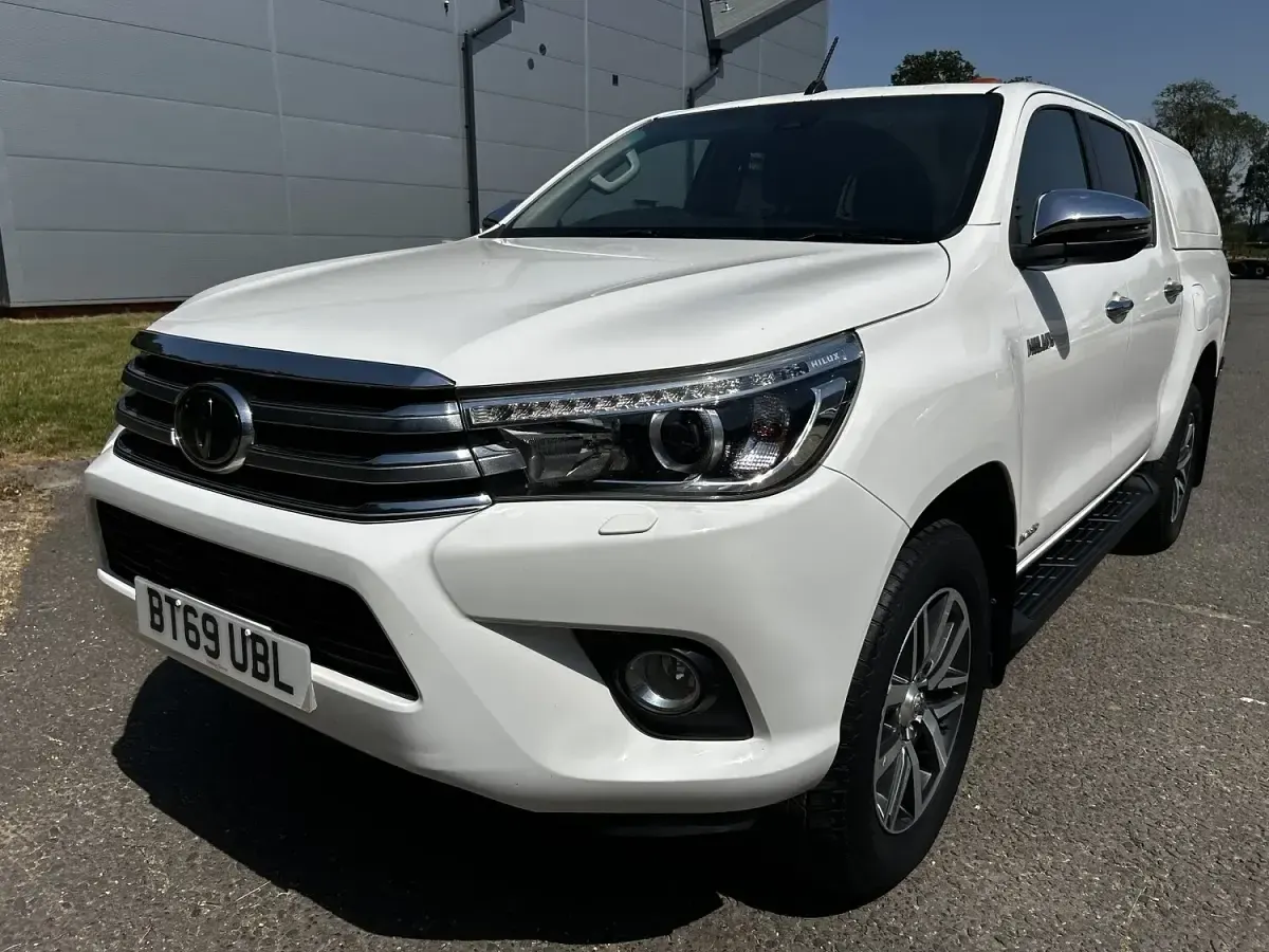 Used Toyota HiLux 150 HP (110 kW) 2019 White Pickup