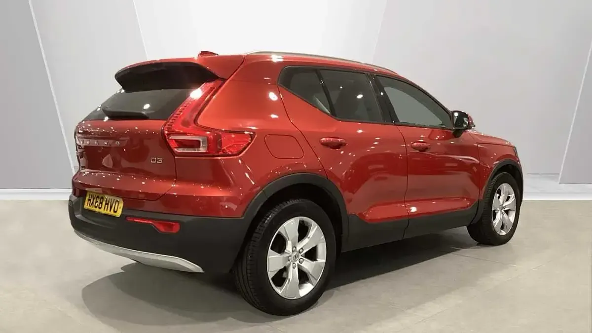 Used Volvo XC40 Momentum 150 HP (110 kW) 2018 Red SUV