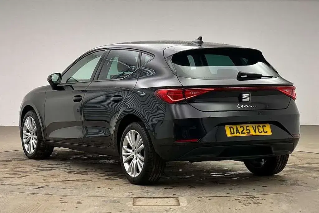 Used Seat Leon SE Dynamic 113 HP (83 kW) 2025 Black Hatchback