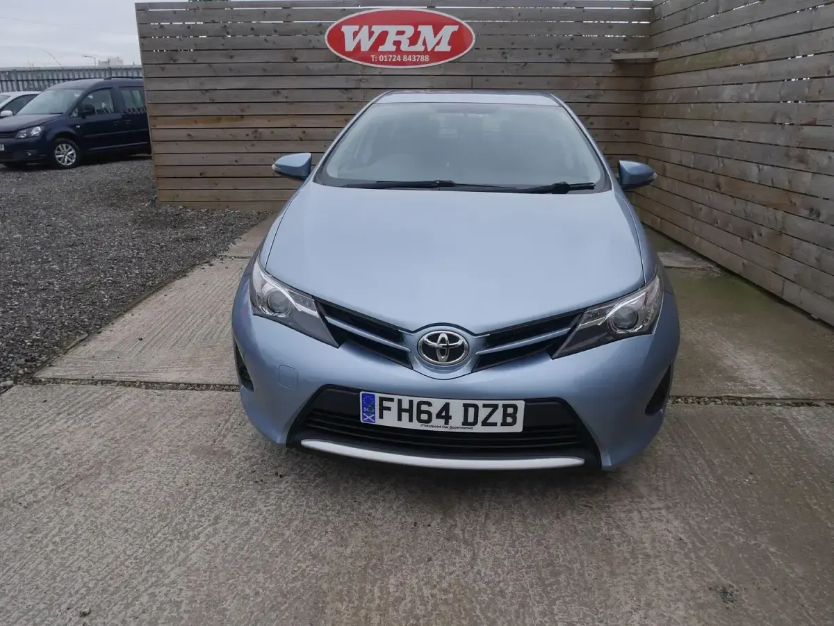 Used Toyota Auris Active 90 HP (66 kW) 2014 Blue Hatchback