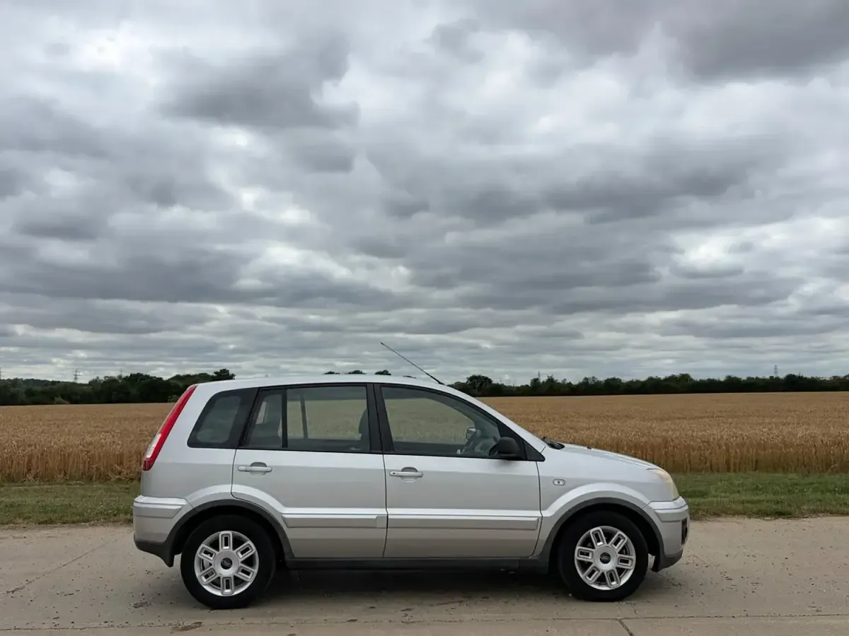 Used Ford Fusion Zetec 101 HP (74 kW) 2006 Silver Hatchback