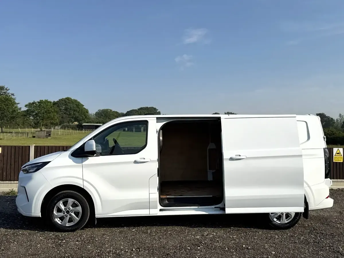 Used Ford Transit Custom Limited 170 HP (125 kW) 2024 White Van