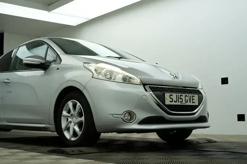 Used Peugeot 208 Style 68 HP (50 kW) 2015 Silver Hatchback