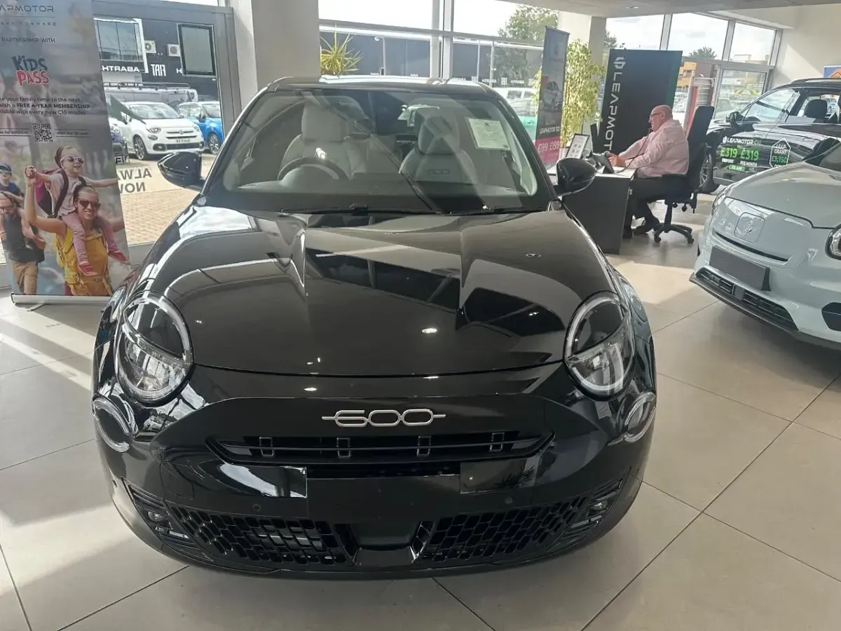 Nowe Fiat 600 La Prima 99 KM (72 kW) 2026 Czarny SUV