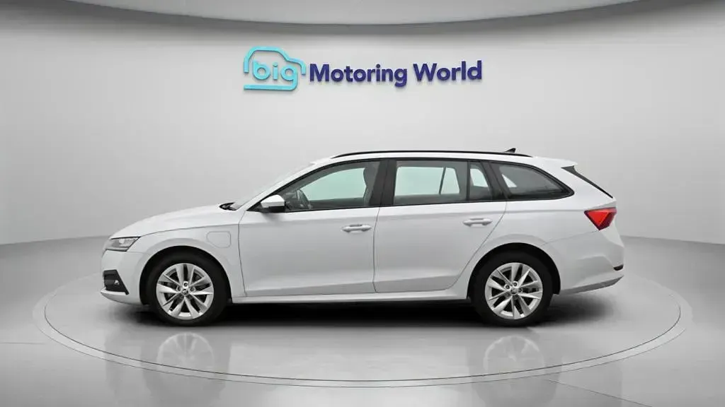 Used Skoda Octavia SE Technology 204 HP (150 kW) 2023 White Estate