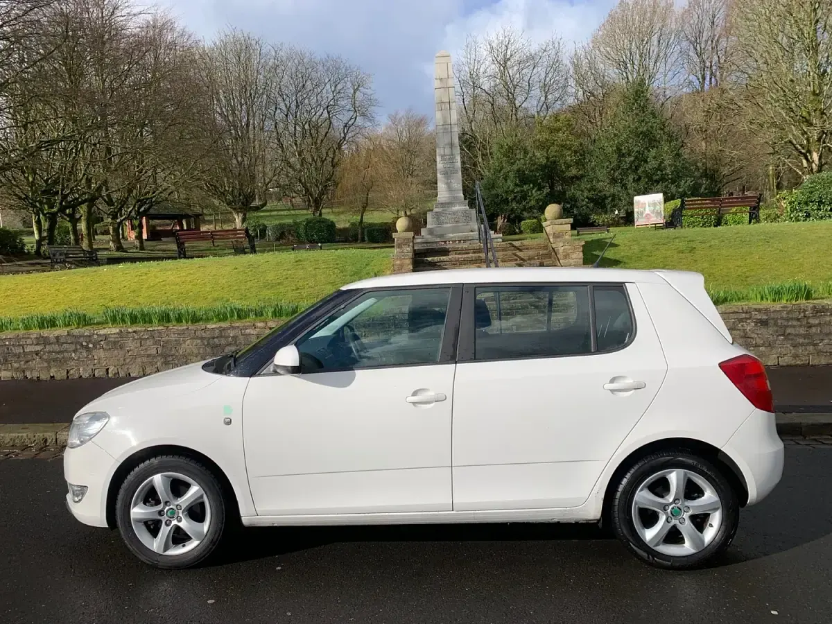Used Skoda Fabia GreenLine 75 HP (55 kW) 2011 White Hatchback