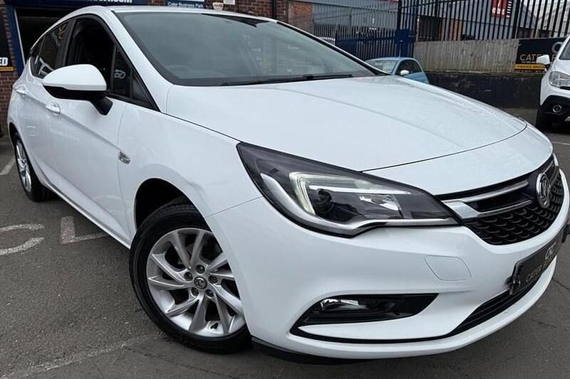 Used Vauxhall Astra Design Edition 105 HP (77 kW) 2019 White Hatchback