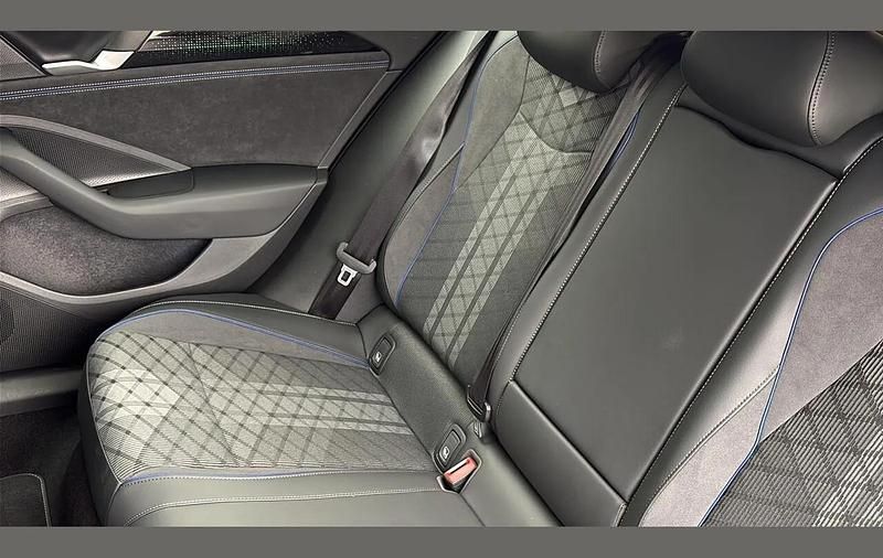 Used VW Passat R-line 272 HP (200 kW) 2025 Black Estate