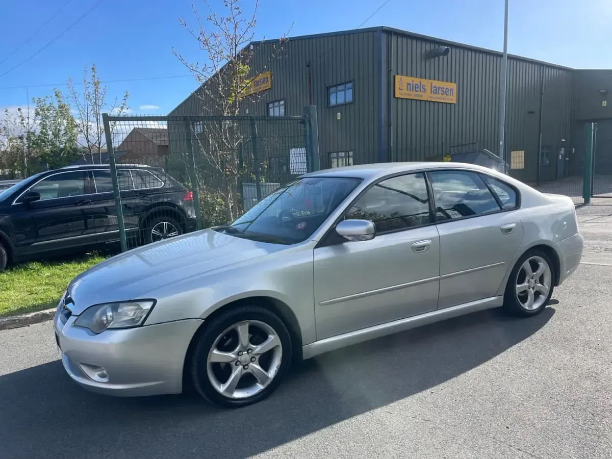 Begagnad Subaru Legacy 2005 Silver Sedan