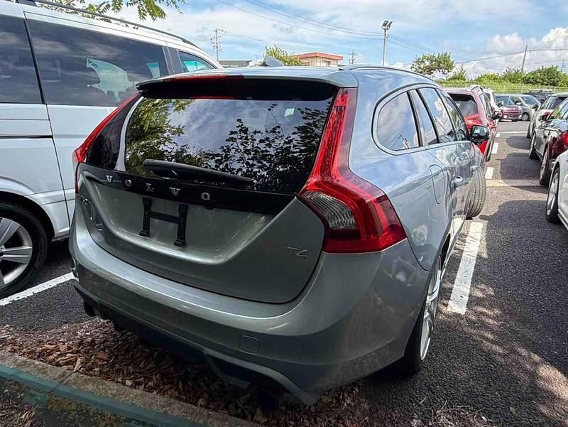 Used Volvo V60 R-Design 180 HP (132 kW) 2013 Silver Estate