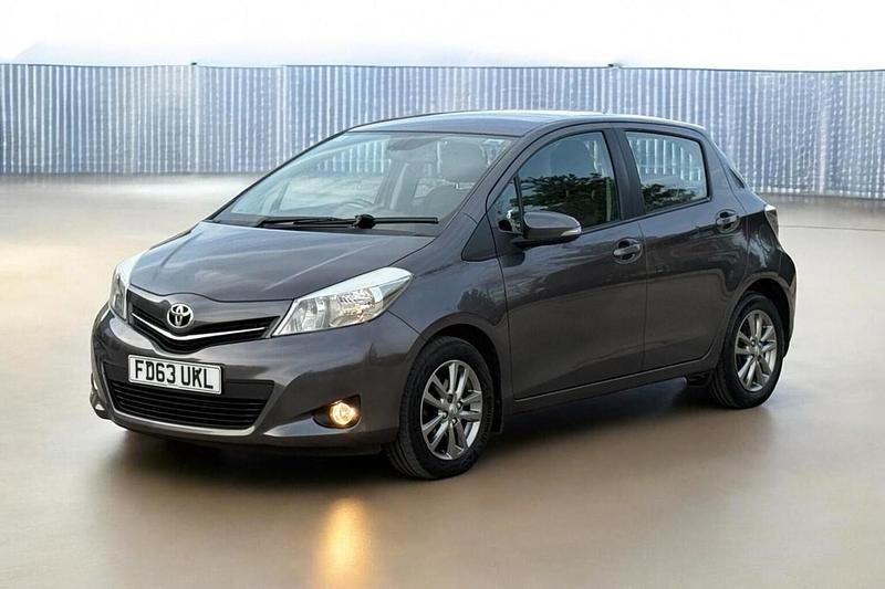 Used Toyota Yaris Multidrive S 99 HP (72 kW) 2014 Grey Hatchback