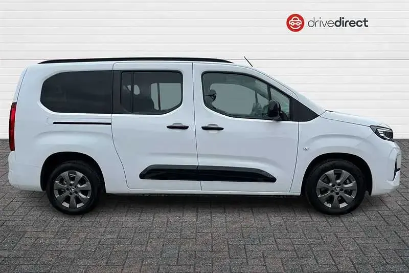 Used Vauxhall Combo Ultimate 100 kW (136 HP) 2025 White MPV