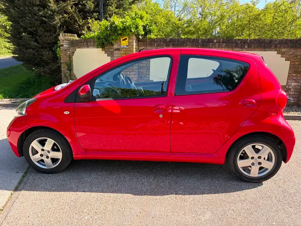 Gebraucht Toyota Aygo Sport 67 PS (49 kW) 2006 Rot Kleinwagen
