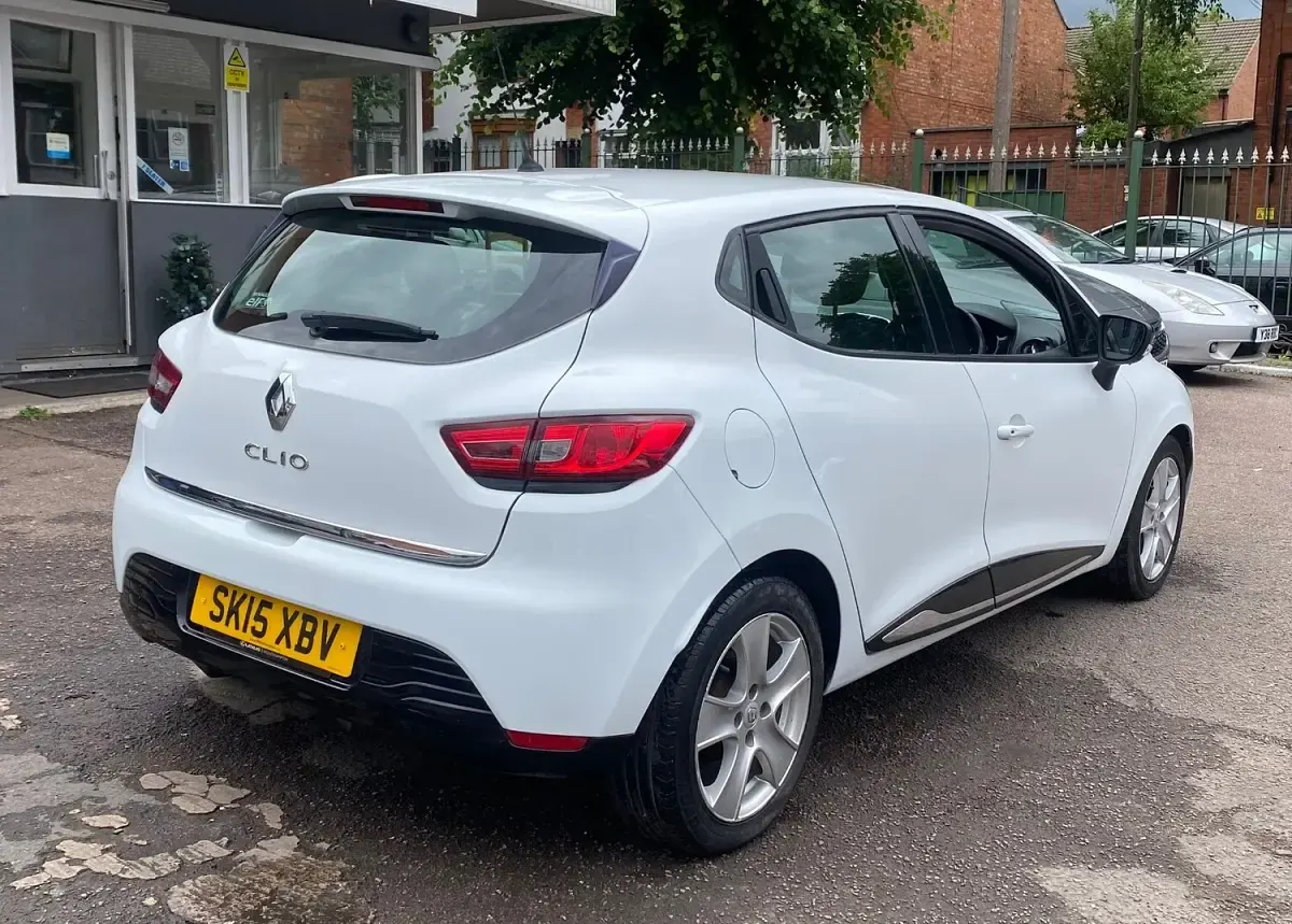 Used Renault Clio Dynamique 75 HP (55 kW) 2015 White Hatchback