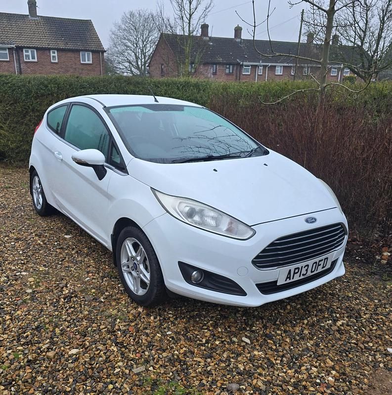 Used Ford Fiesta Zetec 2013 White Hatchback