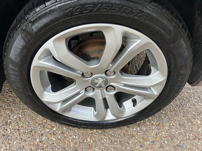 Used Peugeot 208 Allure 82 HP (60 kW) 2013 Pink Hatchback