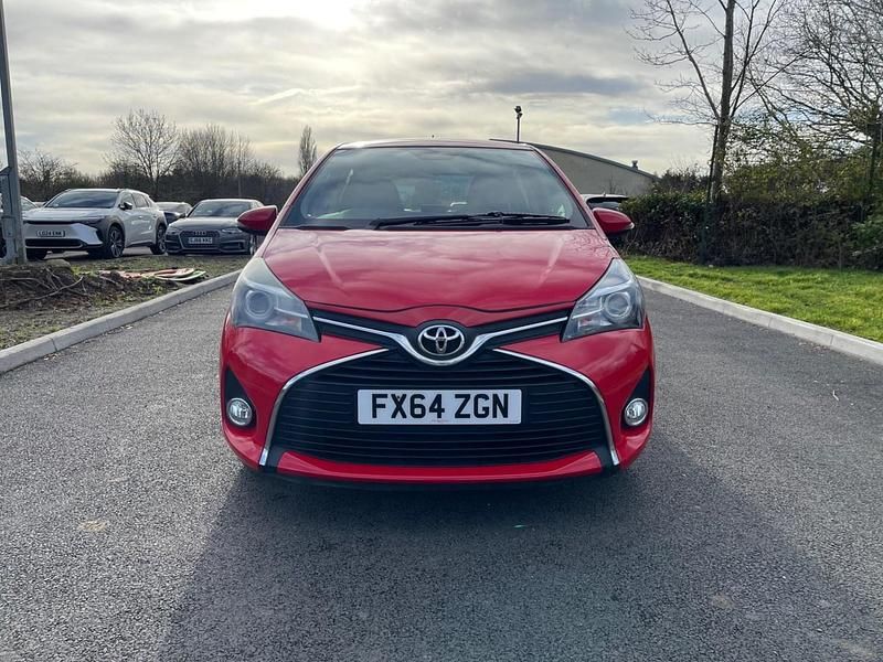 Begagnad Toyota Yaris 99 HK (72 kW) 2014 Röd Halvkombi