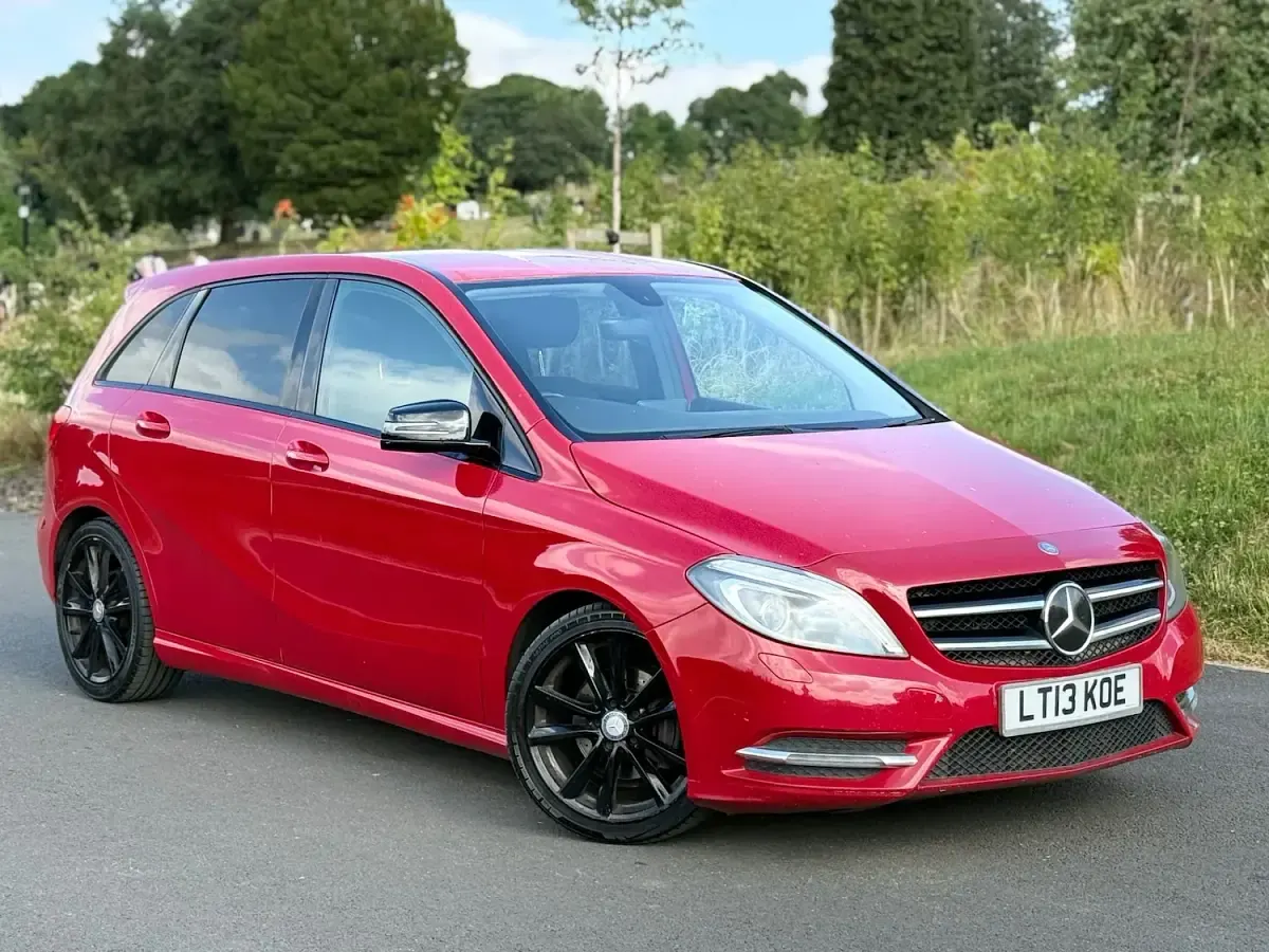 Used Mercedes B200 2013 Red Hatchback