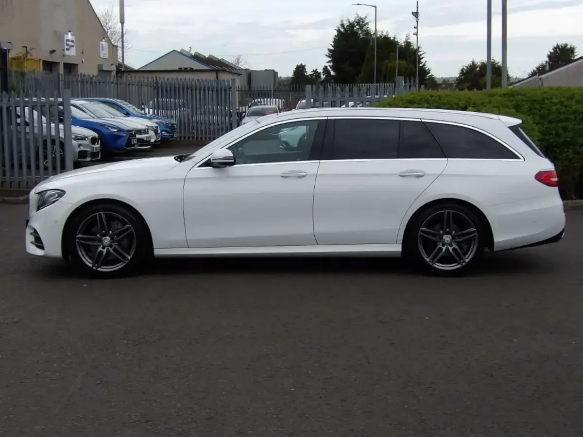 Gebraucht Mercedes E220 AMG Line Premium 2017 Weiß Kombi