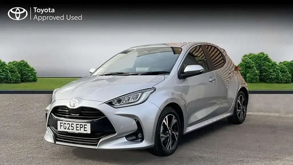 Used Toyota Yaris Hybrid Design 116 HP (85 kW) 2025 Silver Hatchback