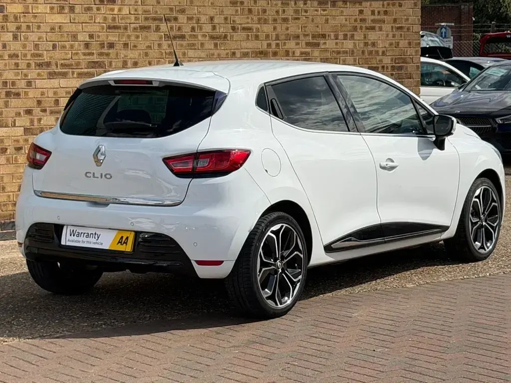 Used Renault Clio Iconic 75 HP (55 kW) 2019 White Hatchback
