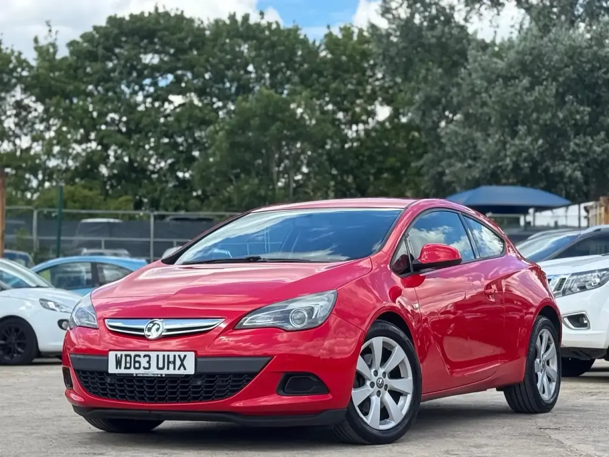 Used Vauxhall Astra GTC Sport 130 HP (95 kW) 2013 Red Hatchback
