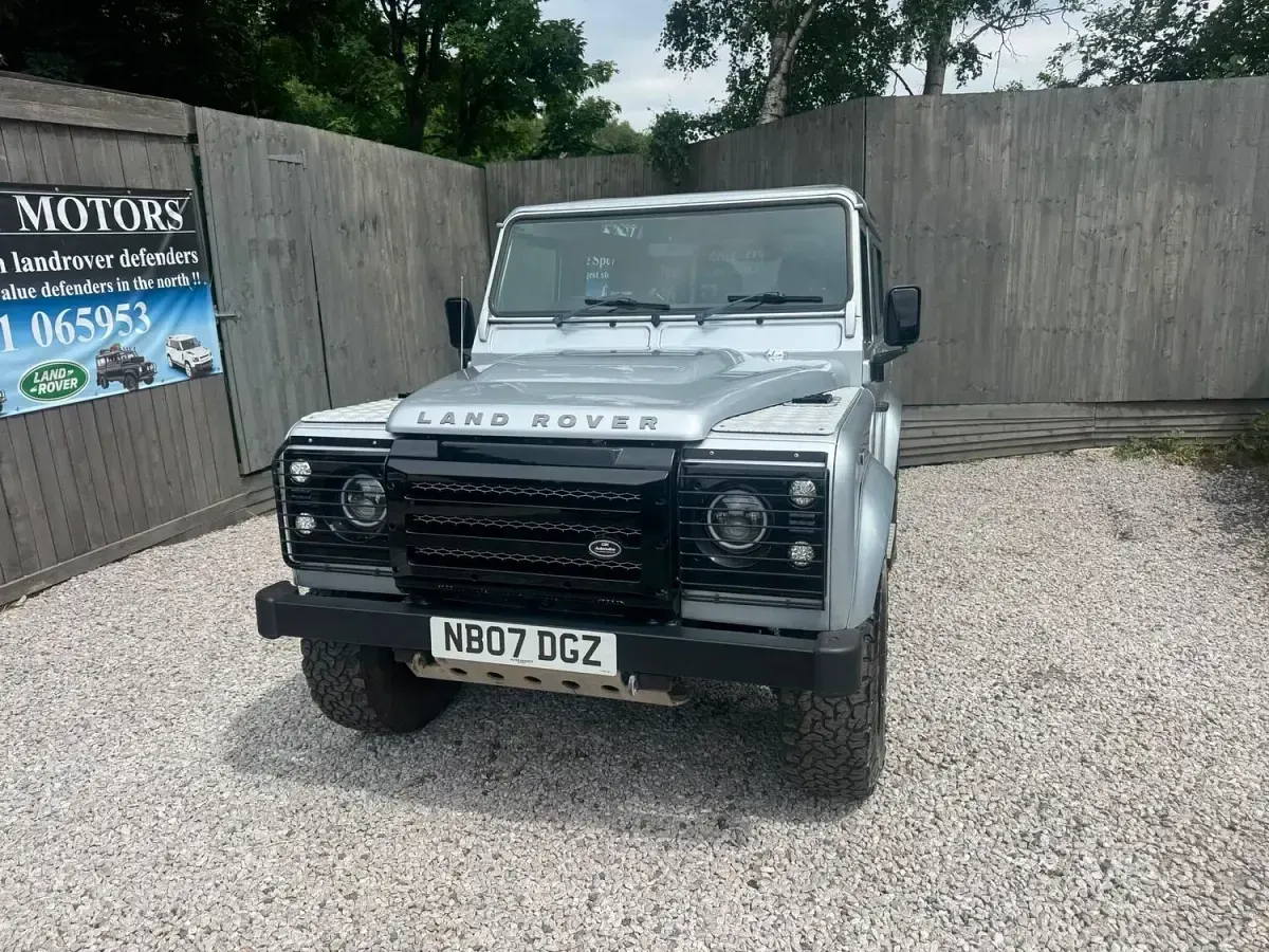 Used Land Rover Defender 122 HP (89 kW) 2007 Silver Estate