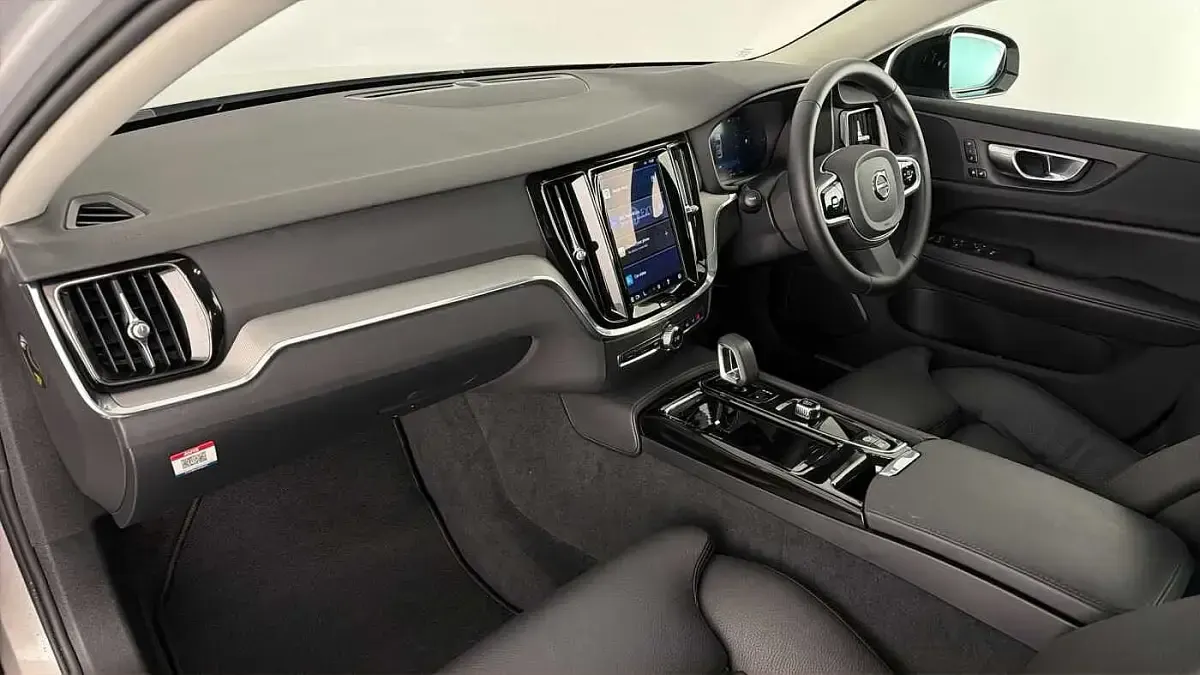 Used Volvo V60 Plus 350 HP (257 kW) 2025 Silver dawn Estate