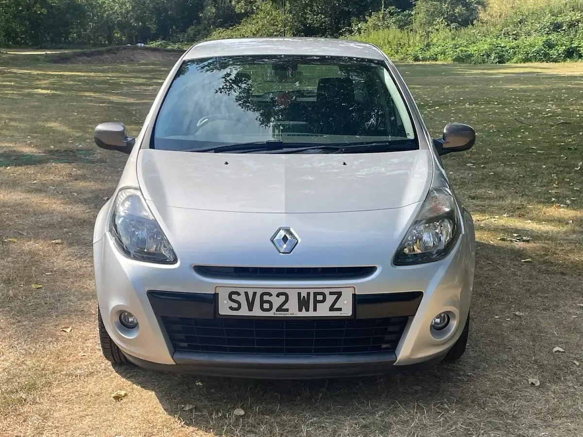 Used Renault Clio Dynamique 73 HP (53 kW) 2012 Silver Hatchback