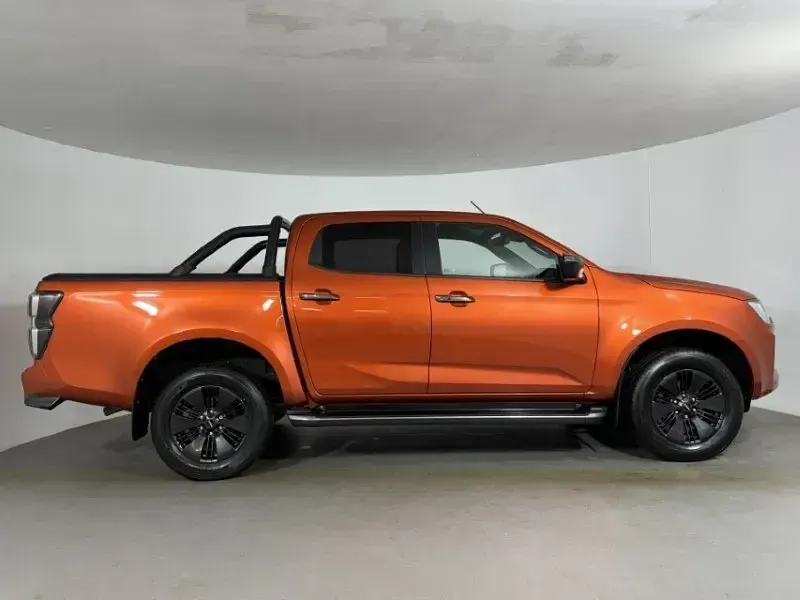 Used Isuzu D-Max 163 HP (119 kW) 2022 Orange Pickup