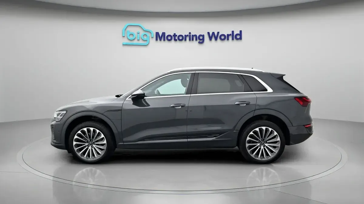 Begagnad Audi Q8 e-tron S-Line 300 kW (408 HK) 2023 Grå SUV